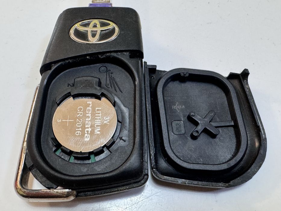 Ключ за Toyota  Rav 4  Corola Auris Yaris оригинален стъваем с 3бутона