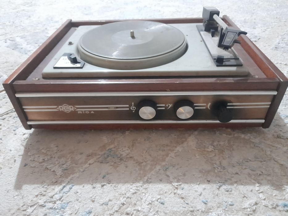 Виниловый проигрыватель