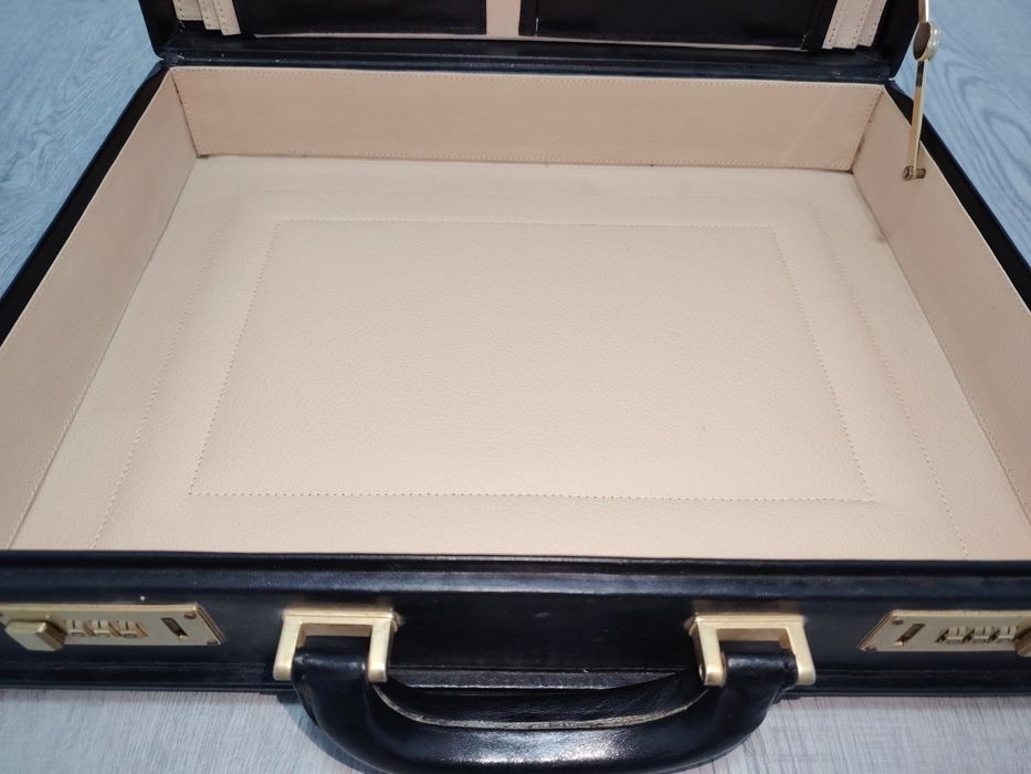 Servietă de piele neagră cu cifru