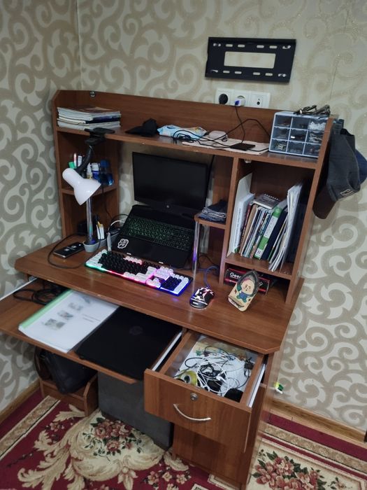 Dars uchun kompyuter qoyiladigon parta