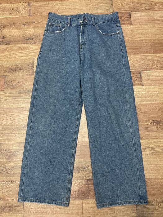 Широкие синие джинсы