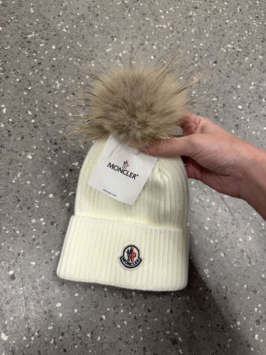 Caciuli Moncler cu mot din blana naturala