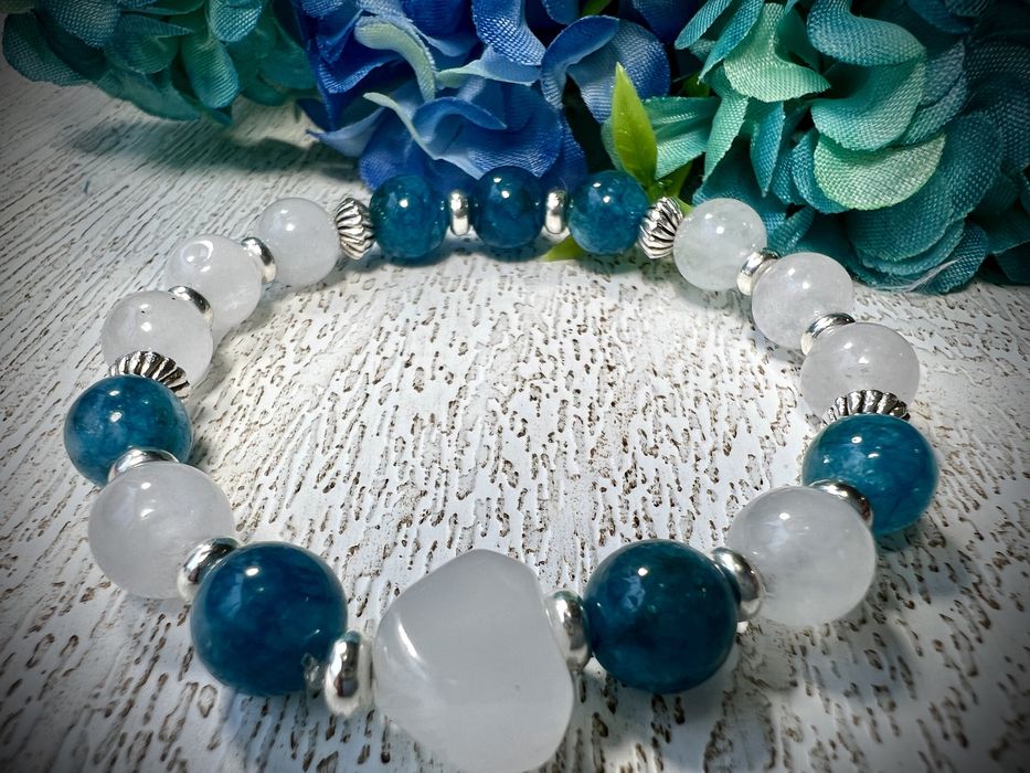 Гривни от полускъпоценни камъни