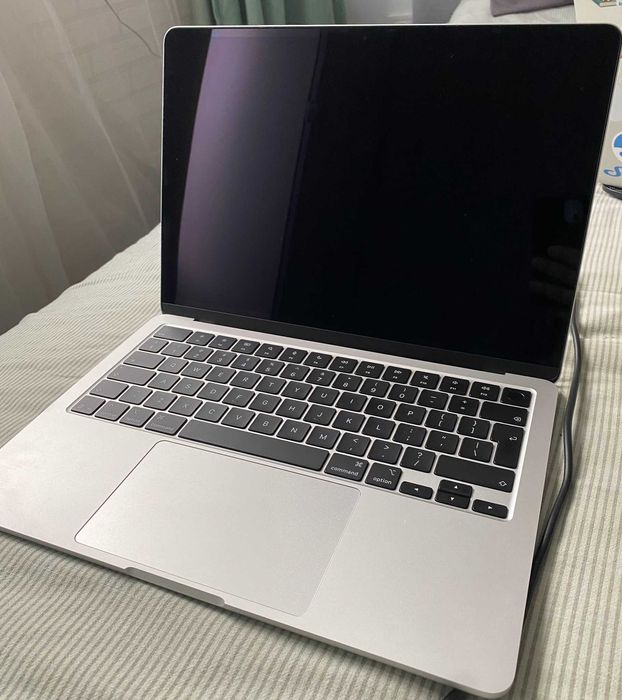 Продавам MacBook Air M4 13