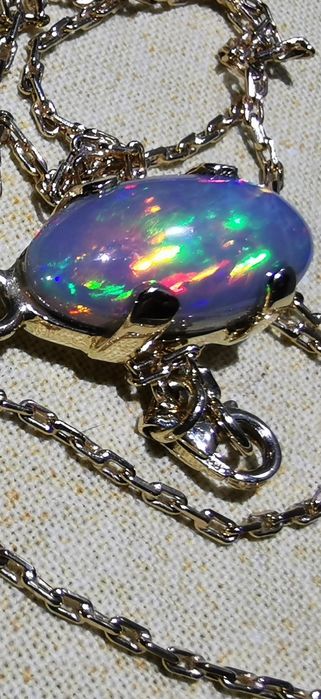 Опал от Етиопия 4,14 карата.Златен обков и ланец