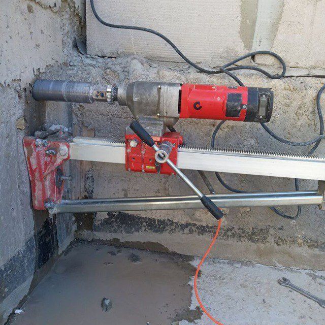 Almazniy karonkada teshik teshamiz