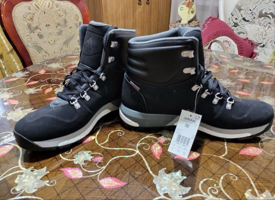 Продам мужские зимние кроссовки