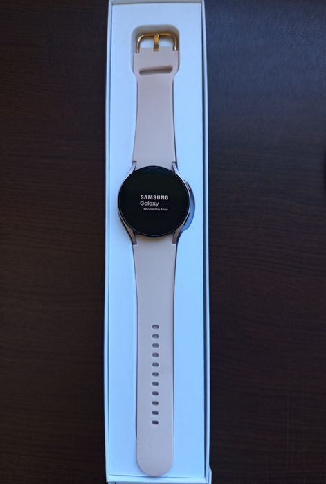 Samsung Galaxy Watch 4 (40mm) + МЕГА КОМПЛЕКТ (3 каишки + 3 кейса + 5 стъкла)