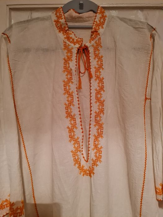 Автентични традиционни бродирани ризи за носия и престилки