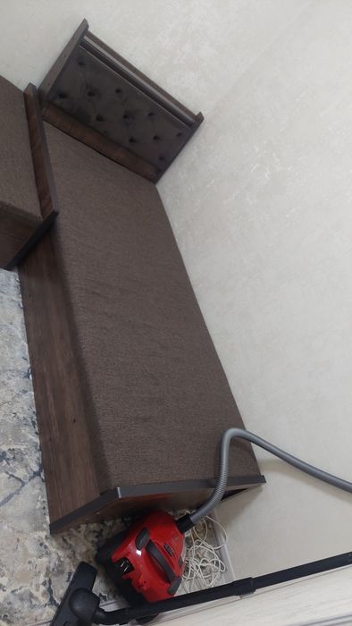 Krovat sotiladi. Yangi. Ishlatilmagan. Xonaga sig'madi, torlik qildi.