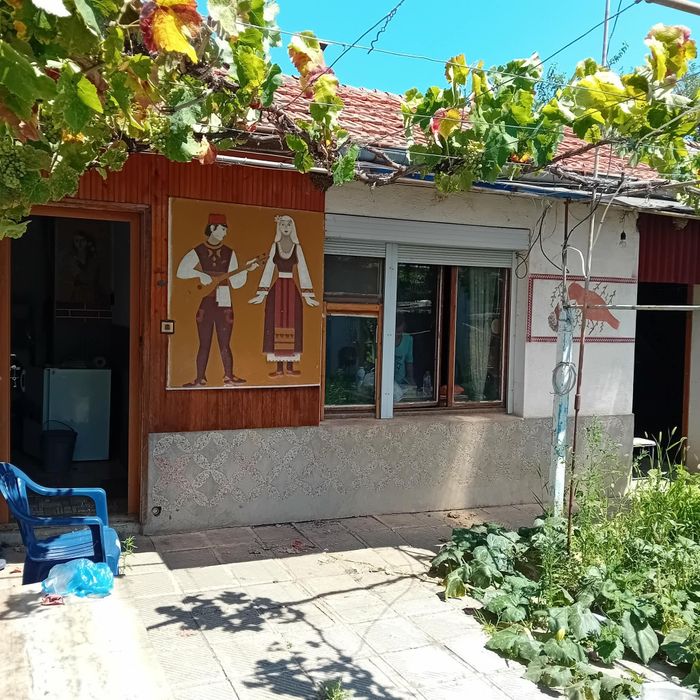 Къща с голям двор с.Загорци