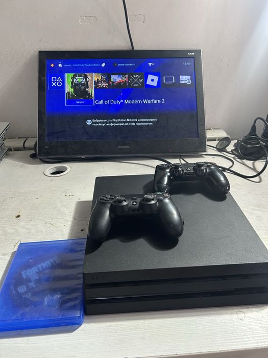 Playstation 4 Про С игрыми  2 джойстик
