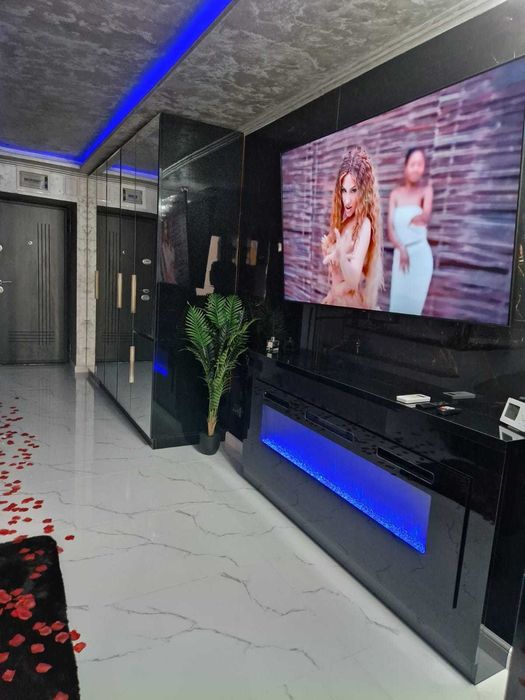 Regim hotelier cu jacuzzi in camera, oglinda deasupra patului