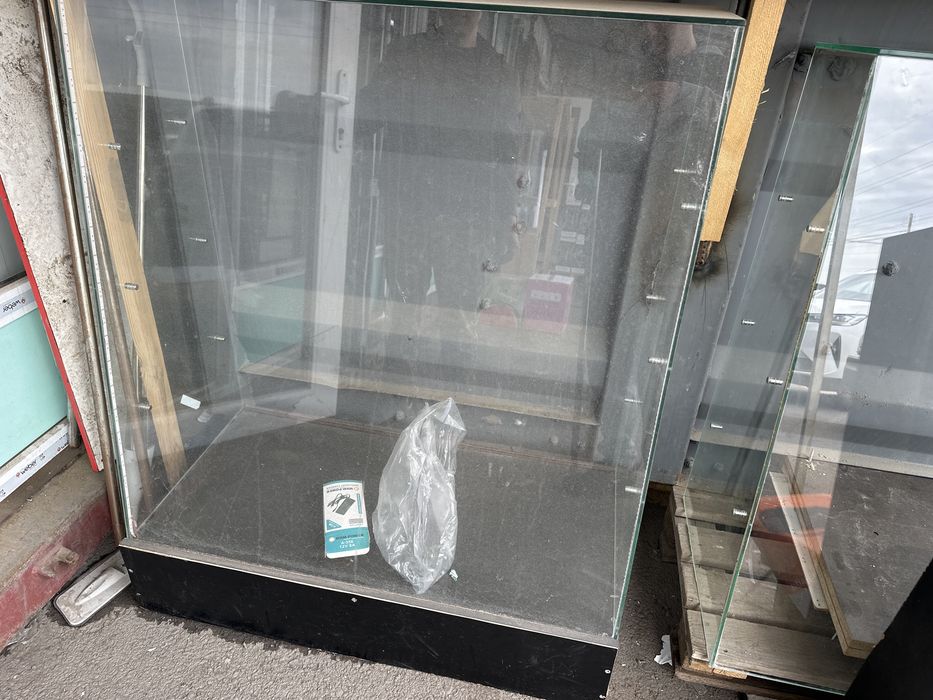 Ветрина стеклянный