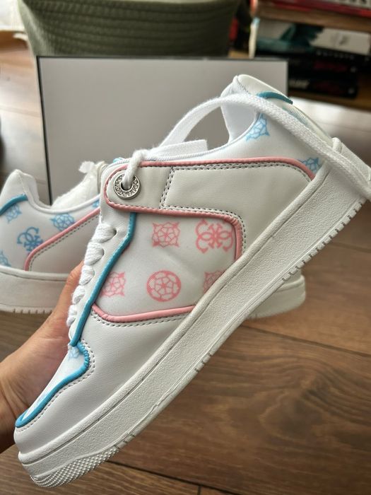 Разнообразие от обувки сникърси на Guess