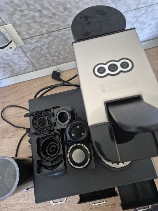 Vand expresor de cafea,spumantor de lapte, cutie capsule