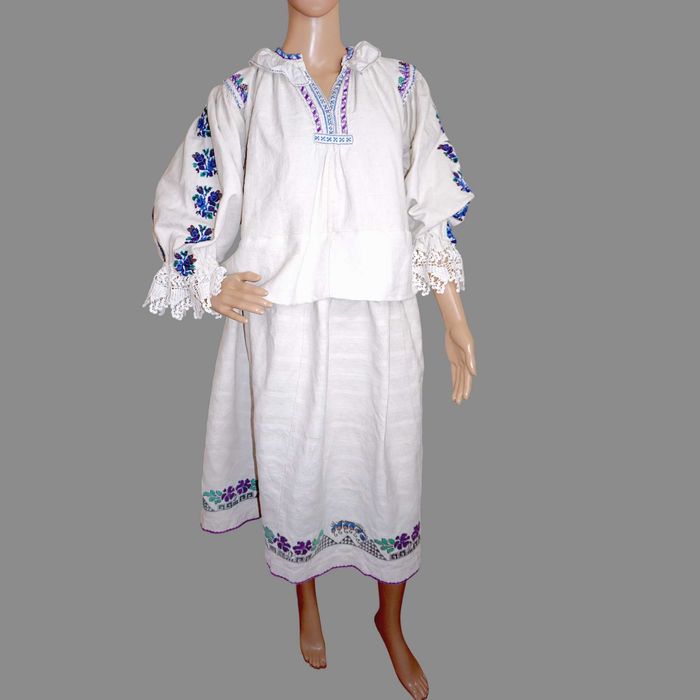 Costum popular vechi din Arad , ie veche , spacel si poale