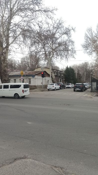 Угловой дом на главной дороге. Йўл юзида бурчақдаги уй