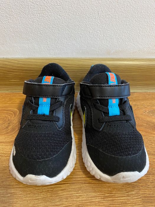 Маратонки Nike Revolution номер 23.5