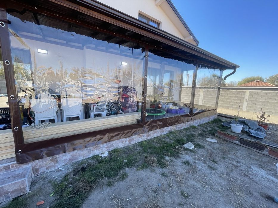 Ветроупорни завеси, тенти, сенници.