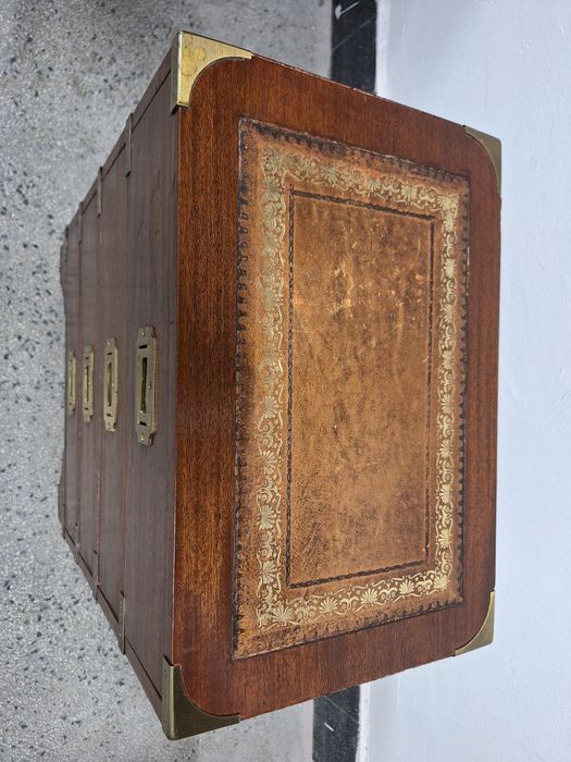 Античен скрин с месингов обков и естествена кожа