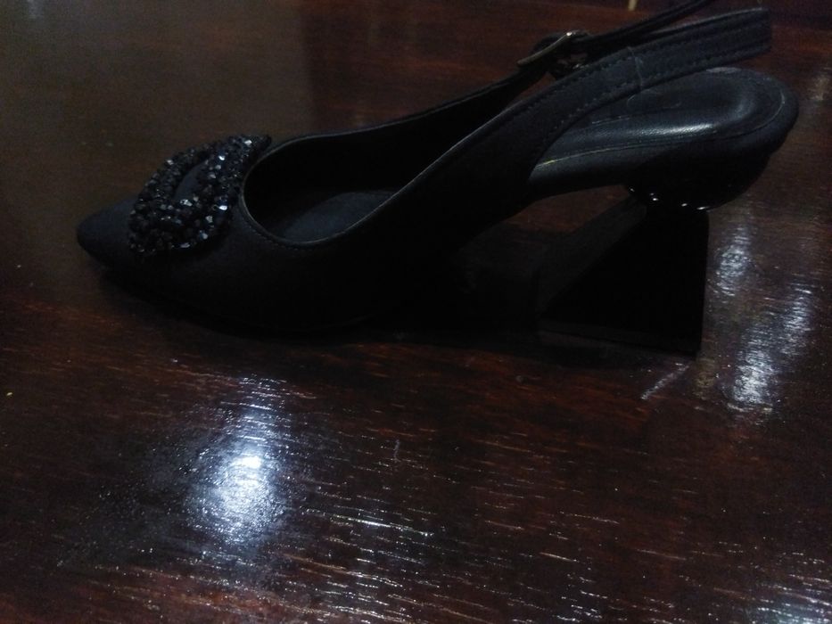 Женские туфли сотилади