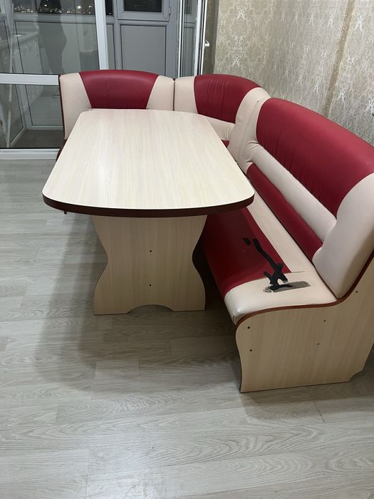 Угловой диван для кухни , стулья 4 шт