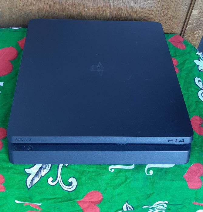 Vând PlayStation 4 slim în stare bună ps4