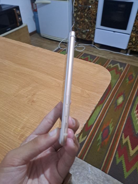 Продается IPhone 8