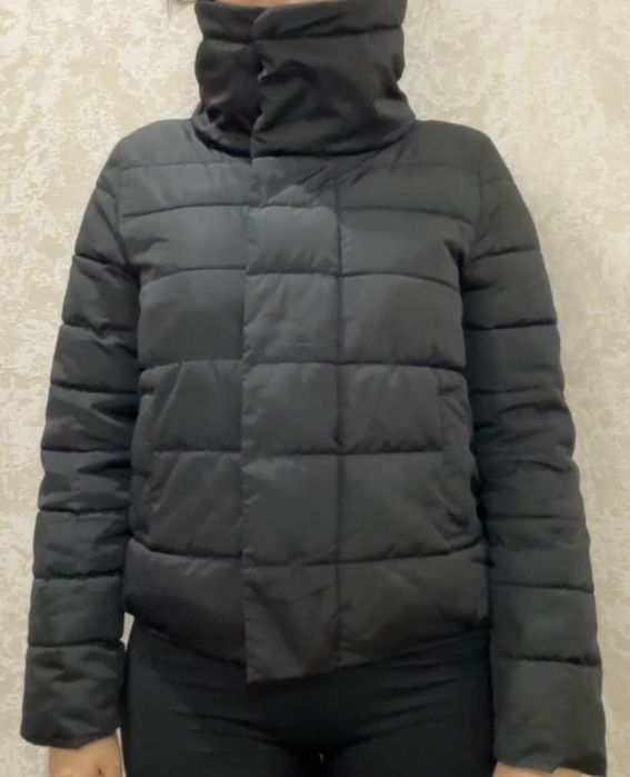 Тонкая куртка с высоким воротником