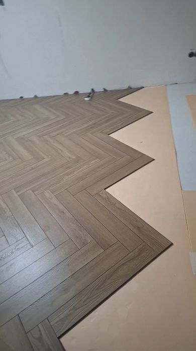 Укладка ломината,плинтуса.