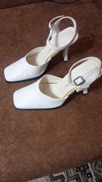 Pantofi eleganti albi Rochas din piele autentică
