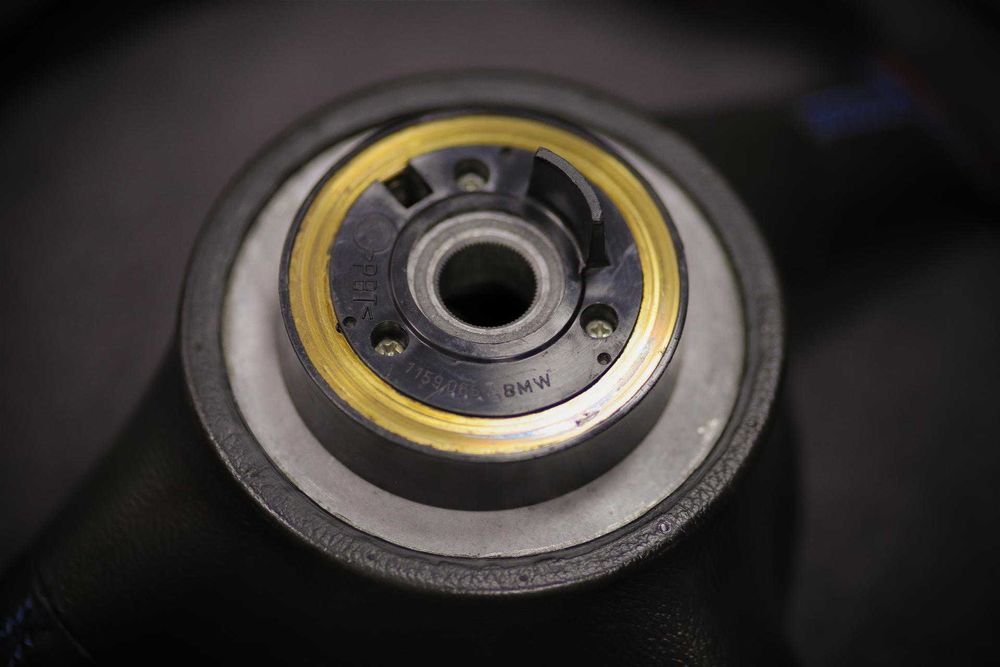 Руль BMW М-Tech 2 (БМВ М-Тех 2) 370 мм под болт E36, E34, E32, E31