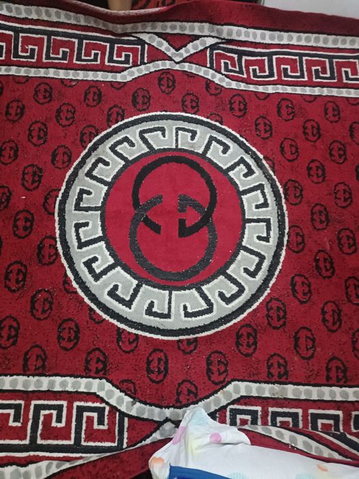 Covor roșu cu model Versace