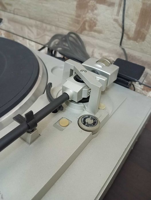 Продам проигрыватель винил дисков HITACHI.