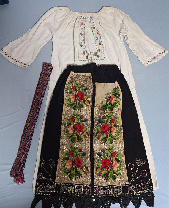 Costum tradițional vechi