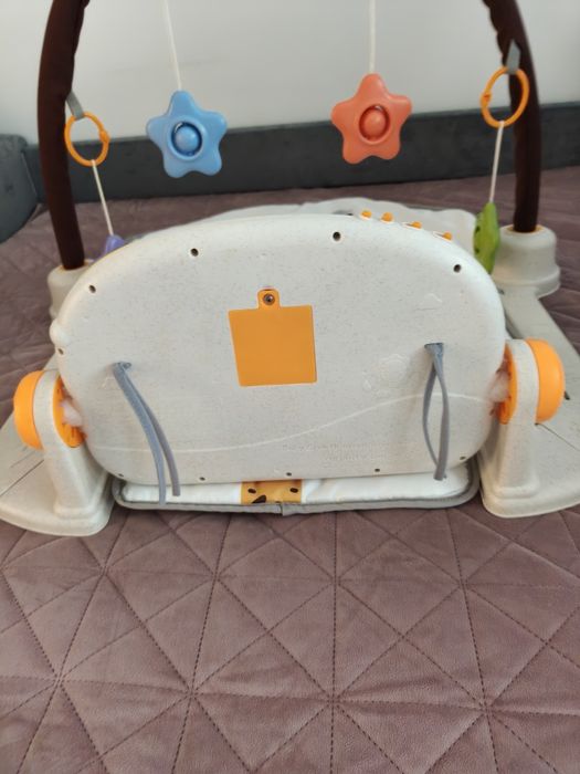 Slatea interactiva pentru bebelusi cu lumini si melodii