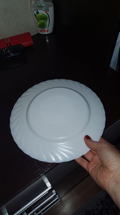 Продам белые подставные тарелки.