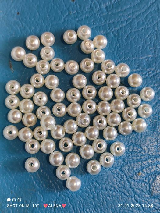 Бусины перламутровые.