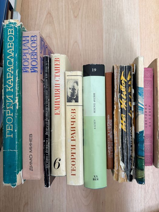 Продавам книги стари