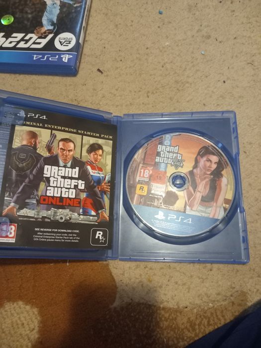 Vând ps 4 slim cu cont de fortnite