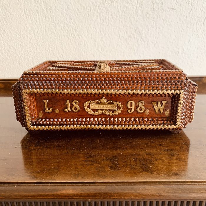 Антикварна “Tramp Box” кутия от 1898 година