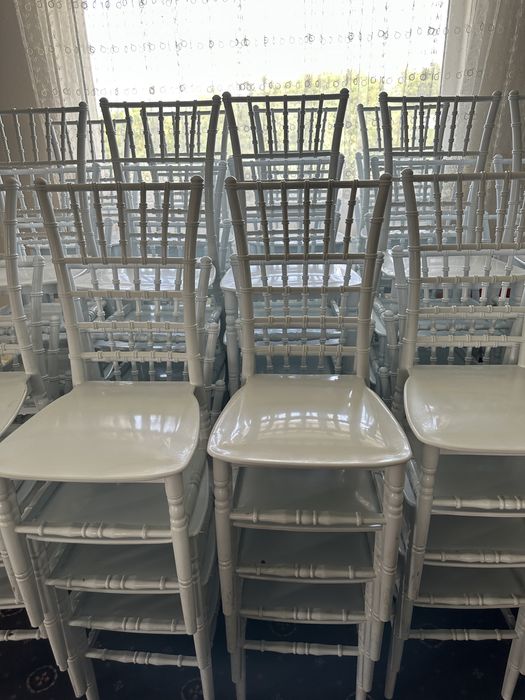 Vand scaune Chiavari Super pret