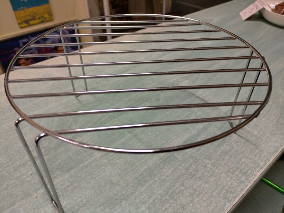 Кръгла метална скара на крачета