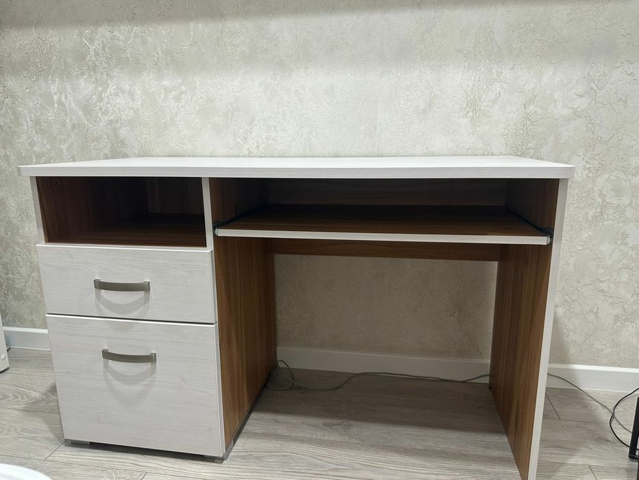 Продаю,письменный стол