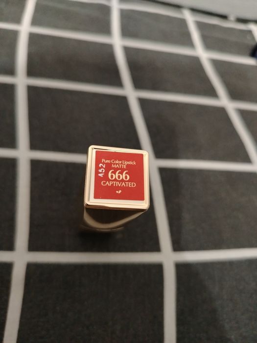 Продам помаду оригинал Estee Lauder