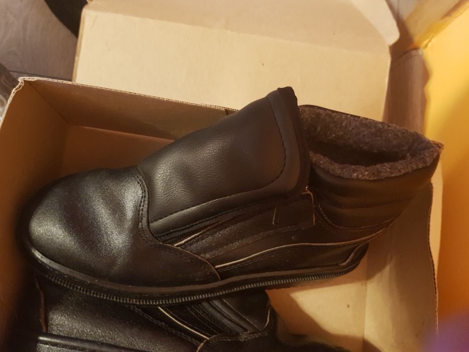 Продава затворени обувки