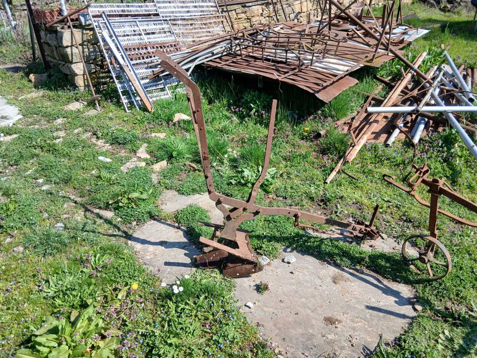 Стари плугове ..