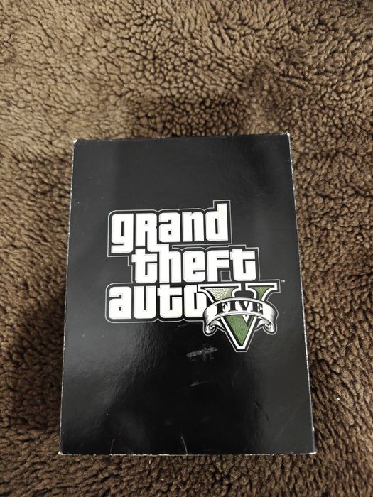 Ediție GTA 5 pe CD pentru PC cu harta din joc.