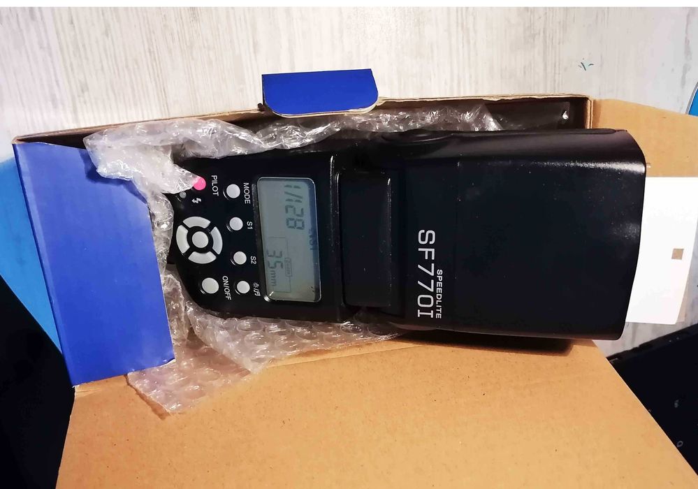 Продавам универсална фотосветкавица -SF 770 I